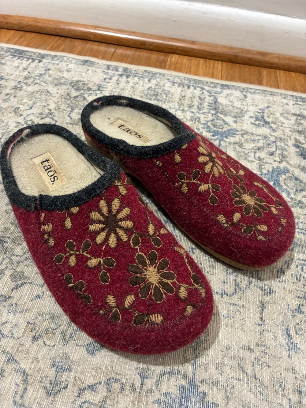 Taos Footwear Burgundy Floral Wool Slip-On Women's clogs - size 40 (9.5)